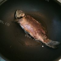 鲫鱼萝卜豆腐汤做法图解3)