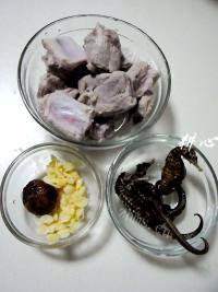 美味的海马菜干猪骨汤做法图解4)