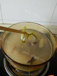 营养的鸡腿菇海带排骨汤做法图解8)