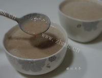 好吃的燕麦核桃黄豆浆做法图解10)