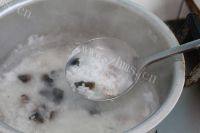 美味的皮蛋瘦肉粥做法图解6)