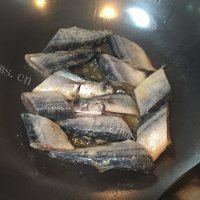 家常菜红烧秋刀鱼做法图解4)