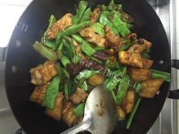 美味的猪肉炖茄子豆角土豆做法图解6)