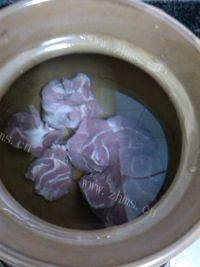 家常雪梨银耳瘦肉汤做法图解4)