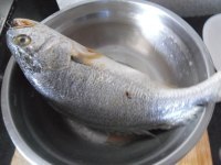 家常菜酱焖黄花鱼做法图解1)