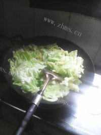 家常菜虾皮炒包菜做法图解3)