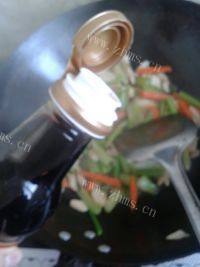 营养丰富的杏鲍菇炒芹菜做法图解7)