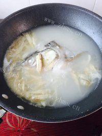 美味的鱼头白菜汤做法图解6)