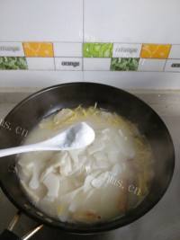 食欲大开的渔家汤年糕做法图解7)