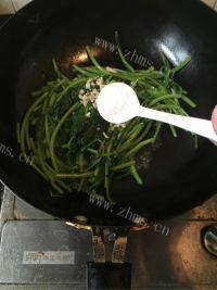 口感丰富的蒜蓉茼蒿做法图解6)