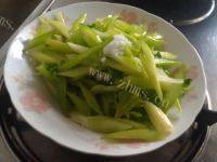 易做的芹菜炒肉丝做法图解5)