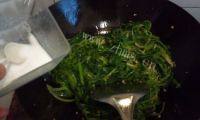 酥脆蒜香菠菜做法图解12)