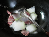 美味的咸肉油条冬瓜汤的做法图解三