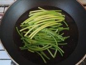 口感丰富的手撕蒜苔做法图解2)
