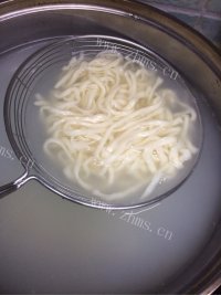 美味的酸菜面做法图解11)