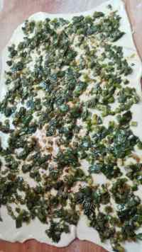 脆嫩的千层葱花饼做法图解3)