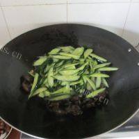 家常菜木耳炒黄瓜做法图解4)