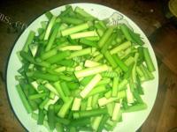 家常菜蒜苔炒肉做法图解2)
