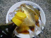 绿色食物清蒸鲳鱼做法图解3)