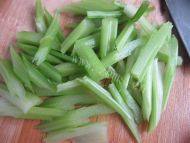 凉拌芹菜花生米做法图解4)