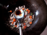 色香味浓的青豆炒肉做法图解6)