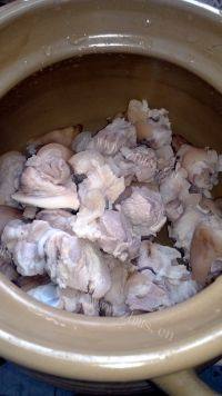 色香味俱全的花生猪手煲做法图解4)