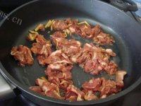 色味俱佳的蒜苗炒肉片做法图解5)