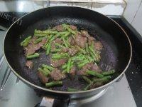 食欲满满的牛肉炒豆角做法图解9)