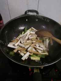 家常菜蒜苗炒豆腐干做法图解4)
