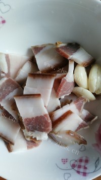 家常菜芹菜炒腊肉做法图解2)
