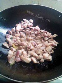 美味的豆角土豆烧肉做法图解7)