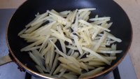 自制土豆香葱披萨做法图解3)