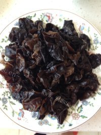营养丰富的木耳炒肉做法图解2)