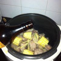 滋补的山药玉米排骨汤做法图解5)