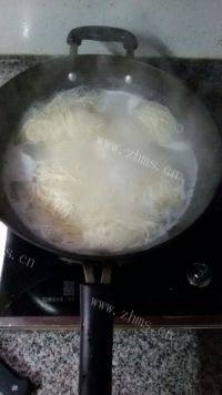 好吃不腻的青菜肉丝面做法图解3)
