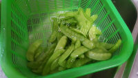 家常菜虾仁炒荷兰豆做法图解2)