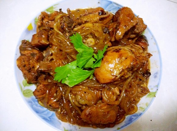 特色美食鸡肉炖粉条
