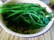家常菜凉拌茼蒿做法图解3)