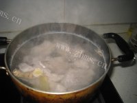 美味的青橄榄雪梨炖瘦肉做法图解4)
