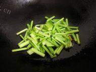 「健康美食」芹菜炒香干做法图解3)