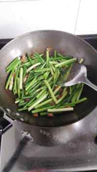 家常菜蒜苗炒肉片做法图解4)