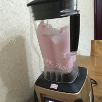 妈妈最爱的草莓奶昔做法图解4)