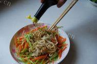 家常菜炝拌豆腐丝做法图解10)
