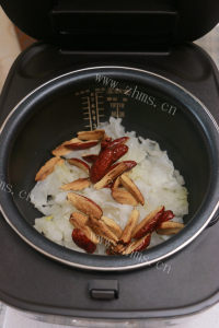 桂圆红枣银耳汤做法图解7)