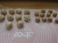 香甜豆沙枣泥菊花酥做法图解7)