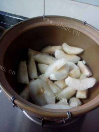 DIY饮品冰糖炖雪梨做法图解2)