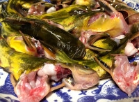 家常冻豆腐烧黄骨鱼做法图解2)