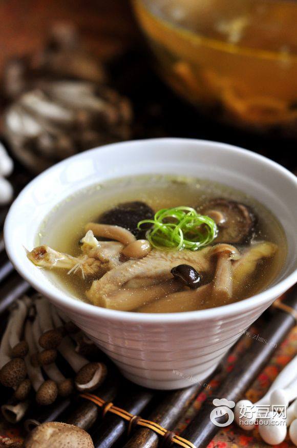 菌菇鲜鸡汤