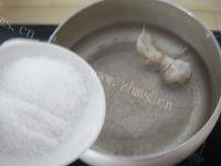 下酒菜烤五香花生米做法图解4)