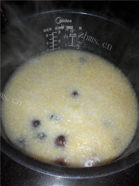 好吃的栗子大枣玉米茬子粥做法图解8)